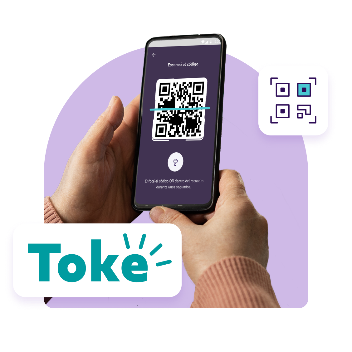 Manos sosteniendo un teléfono móvil mientras escanea un código QR de Toke.